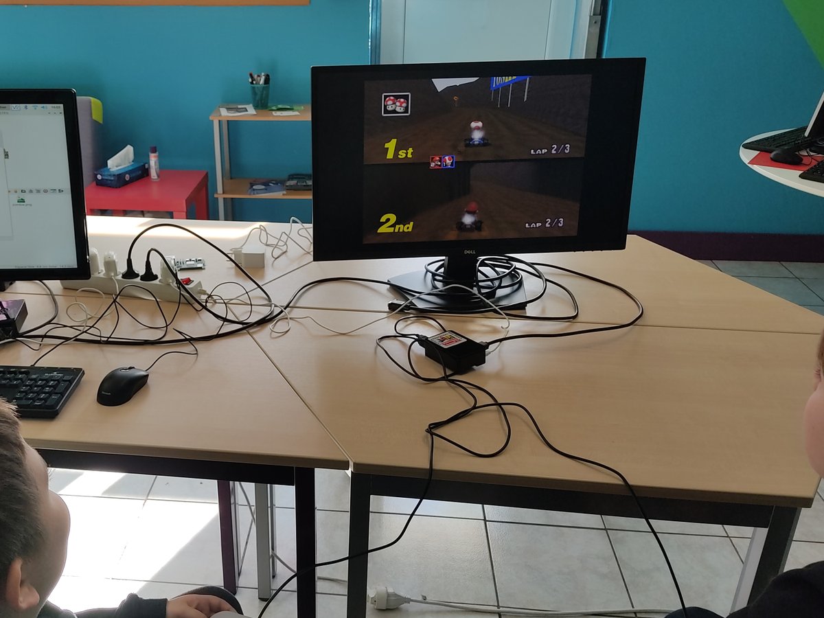 Graines2Tech's tweet image. Samedi, on a fêté l&apos;anniversaire de la framboise ! Scintillation de LEDs avec le SenseHat, modding #MinecraftPi, jeux Pong &amp;amp; Snake en Python, et rétro-gaming à l&apos;honneur ! Les #RaspberryPi 3B+ fonctionnent toujours...
Il est maintenant temps d&apos;exploiter les nouveaux RPi 5 !!
