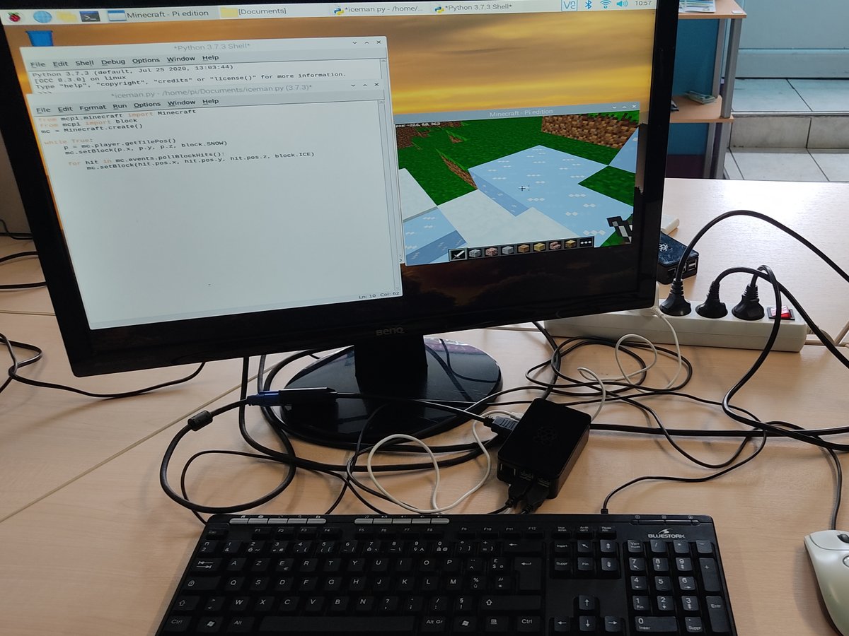 Graines2Tech's tweet image. Samedi, on a fêté l&apos;anniversaire de la framboise ! Scintillation de LEDs avec le SenseHat, modding #MinecraftPi, jeux Pong &amp;amp; Snake en Python, et rétro-gaming à l&apos;honneur ! Les #RaspberryPi 3B+ fonctionnent toujours...
Il est maintenant temps d&apos;exploiter les nouveaux RPi 5 !!