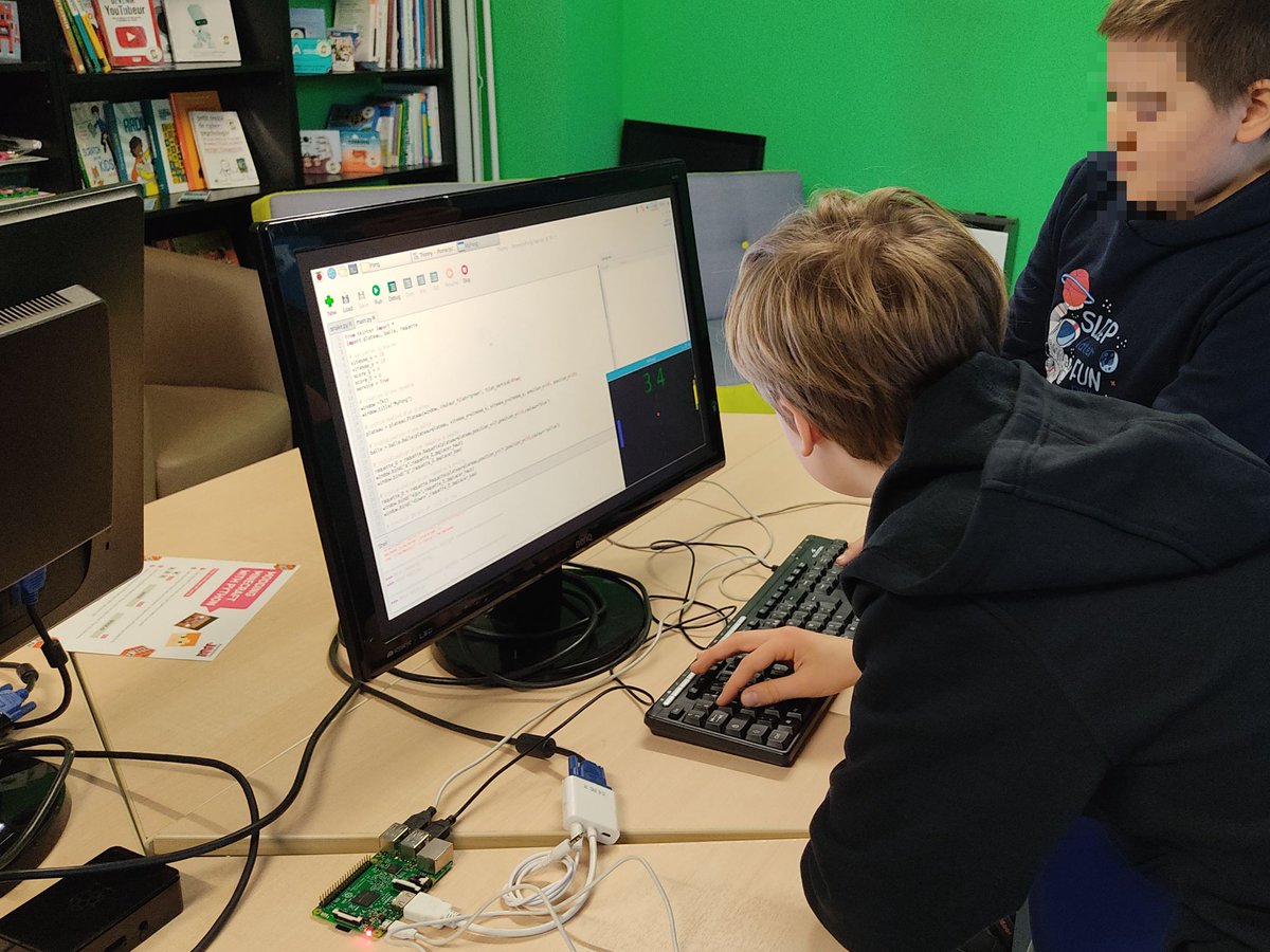 Graines2Tech's tweet image. Samedi, on a fêté l&apos;anniversaire de la framboise ! Scintillation de LEDs avec le SenseHat, modding #MinecraftPi, jeux Pong &amp;amp; Snake en Python, et rétro-gaming à l&apos;honneur ! Les #RaspberryPi 3B+ fonctionnent toujours...
Il est maintenant temps d&apos;exploiter les nouveaux RPi 5 !!