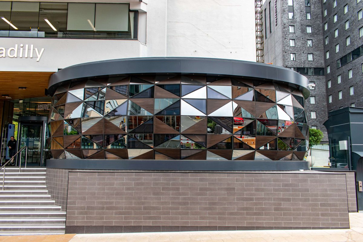 SHDesignCentre's tweet image. IQ Projects &amp;amp; Technowood collaborated on a commercial project  - The Gem, Manchester. 
Read more: skyhousedesigncentre.com/latest-news/th…
#glazingwithoakveneer #collaborativeproject #skyhousemembers #skyhousecasestudies #skyhousedesigncentre #thegem #3dreid #manchesterarchitecture