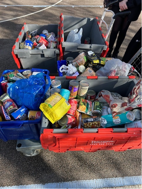 Swap a tin of food for not wearing your blazer for a day to support @CPAGUK? Genius! What wonderful initiative from Iris, Tryphena, Olive + class for organising as part of their First Give project work #ChildrensPovertyActionGroup. Thanks to DG community for the donations 💚💚