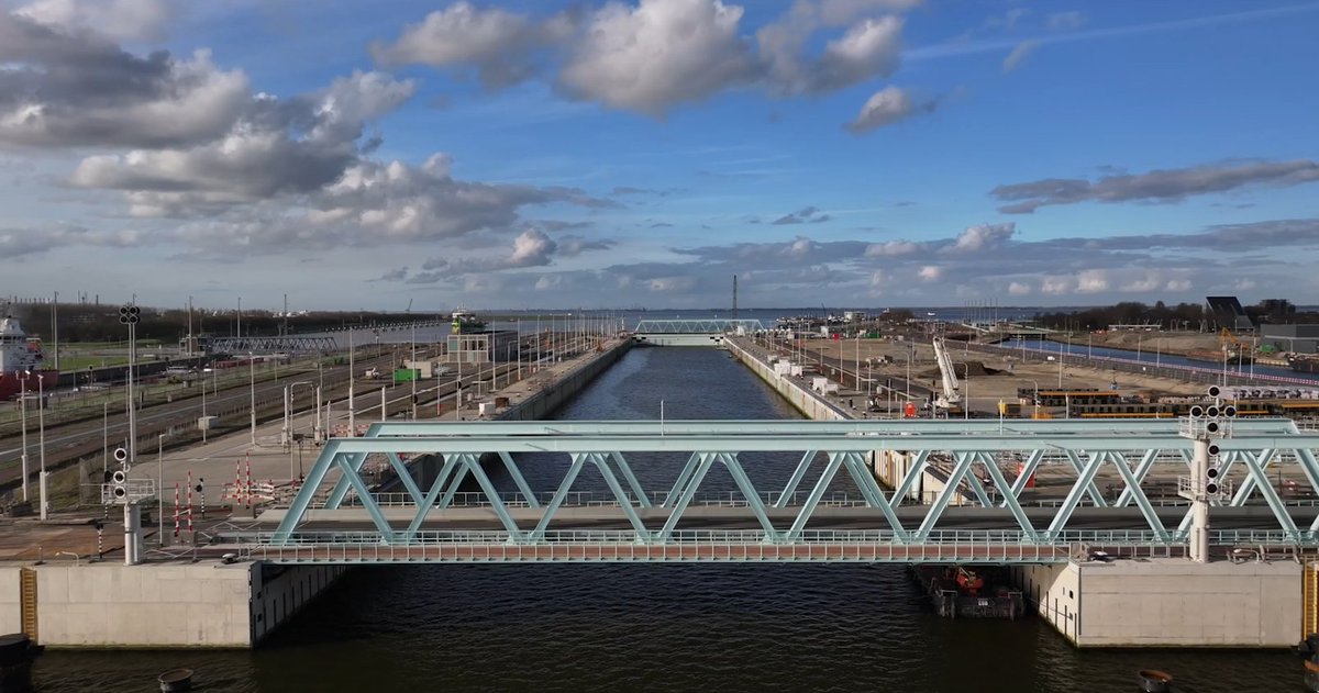 Nieuwe Sluis in Terneuzen wordt in oktober officieel geopend bit.ly/3TxS49X #Terneuzen #Nieuwesluis #scheepvaart #Westerschelde #Noordzee #togethersmarter