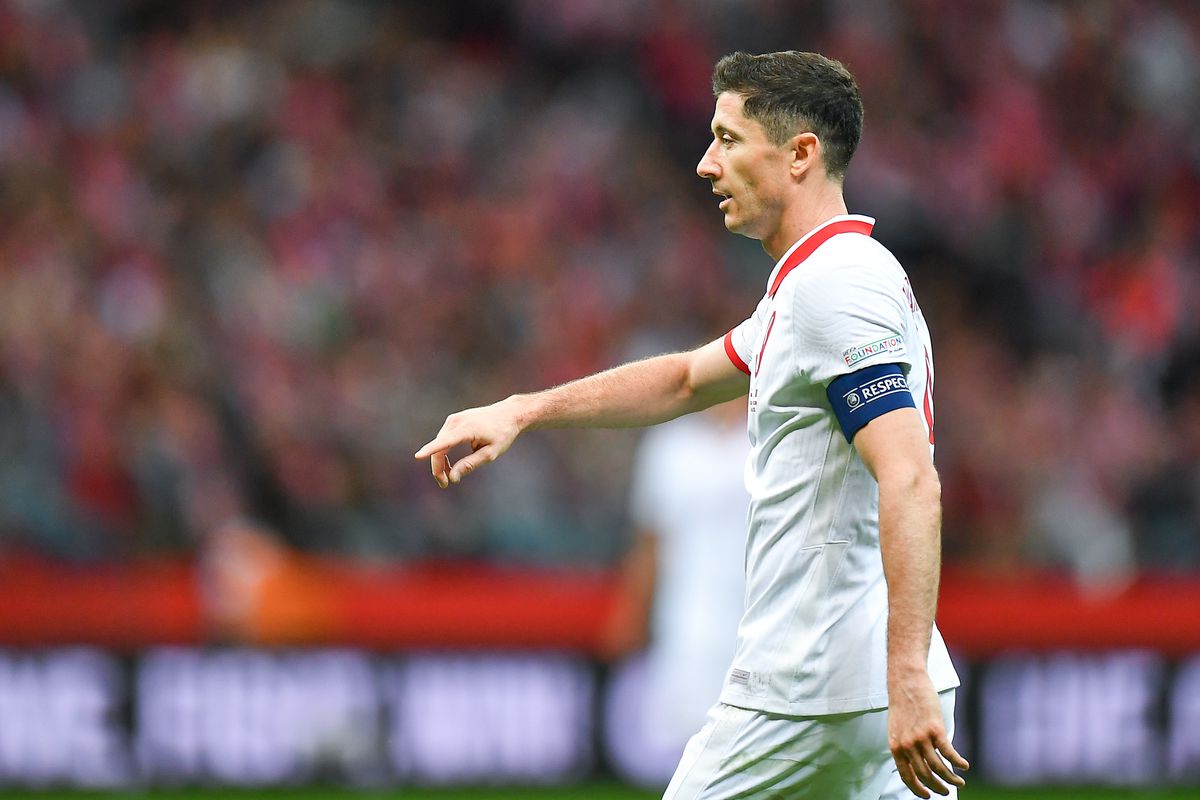 🚨 Robert Lewandowski has played two very demanding games with Poland, and he was seen with some muscular fatigue, although it didn't prevent him from carrying on and converting his penalty in the shootout. @javigasconMD