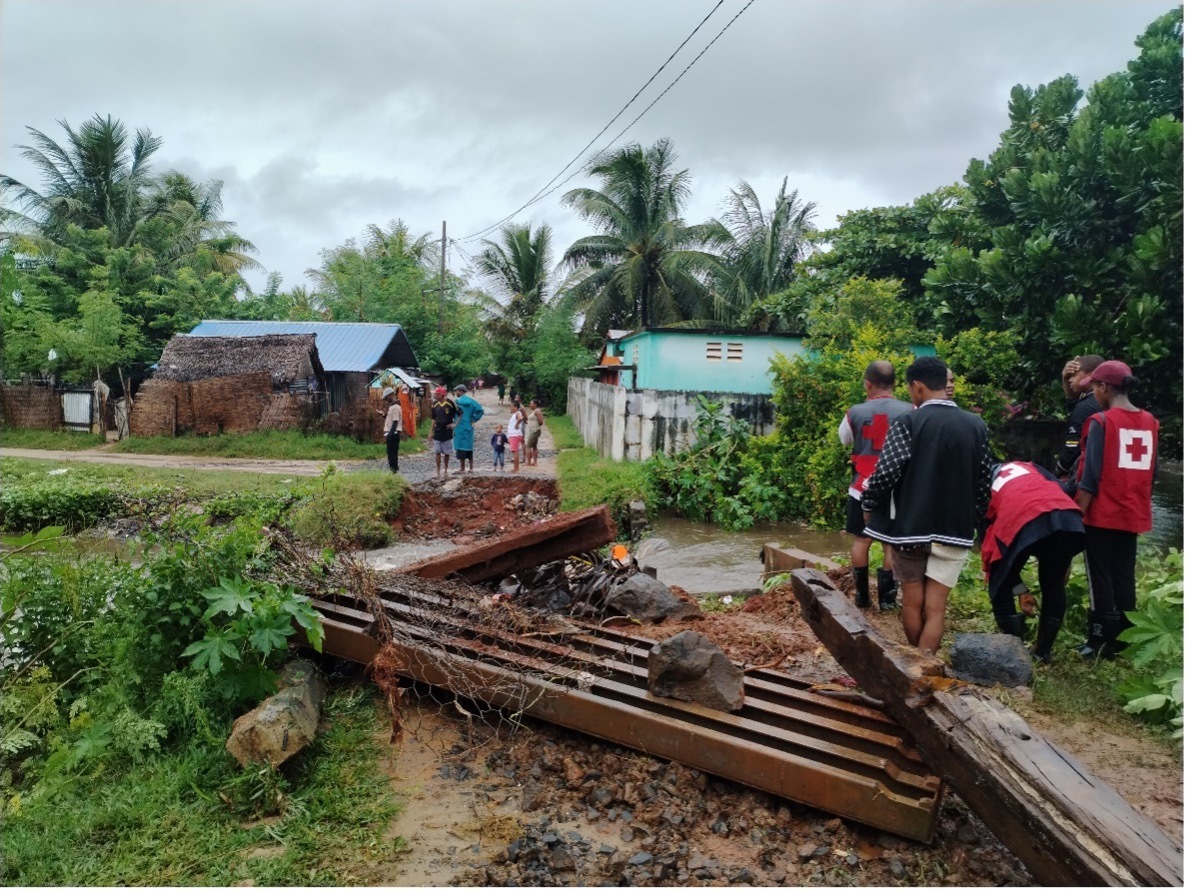 Tropical Cyclone #GAMANE made landfall in Ampisikinana, Vohémar #Madagascar today at 05:45 AM local time. Red alert remains for Diana and SAVA regions, and yellow Alert for AMBATOSOA and ANALANJIROFO. @MadaRedCross volunteers are on the frontline, supporting local authorities.