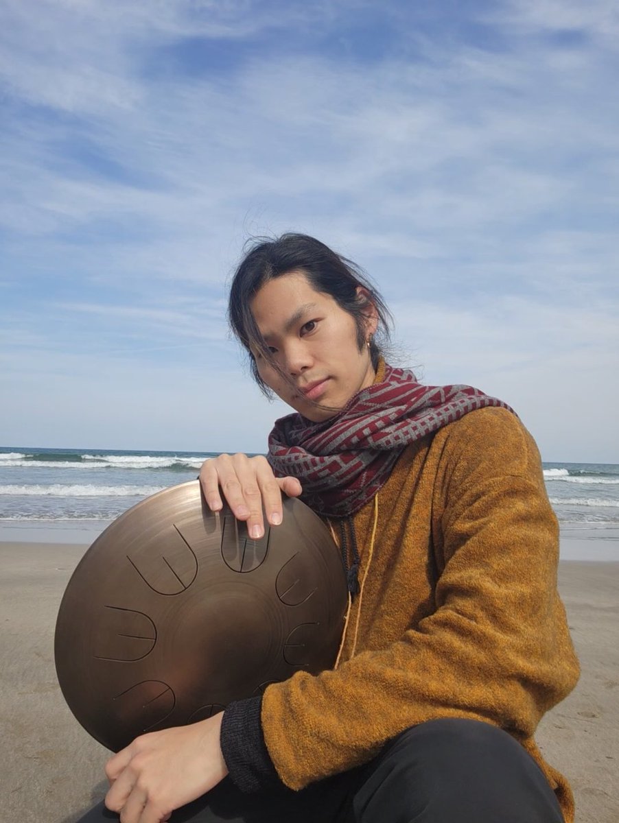 otrip_119's tweet photo. この〜手なんの手きになる手✋

正解は...

『海風が吹いて前髪がうっとぉしい！！
てなって掻き分けようとした手✋』 https://t.co/qD8wOyFO4g