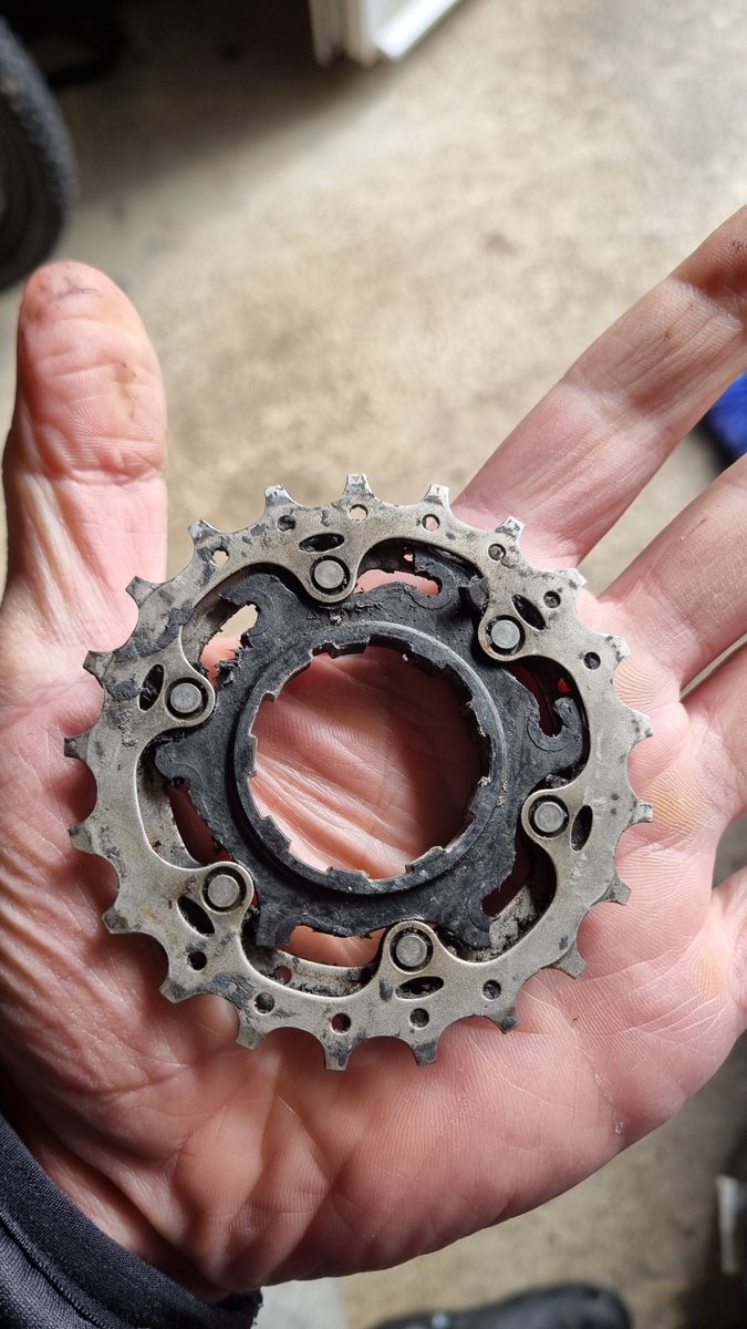 Nate__Green's tweet image. #ShimanoRoad ultegra cluster twisted from plastic separator after 2.5yrs.  i dont have mega sprint power but chuffed to break a cassette. or is it defective?