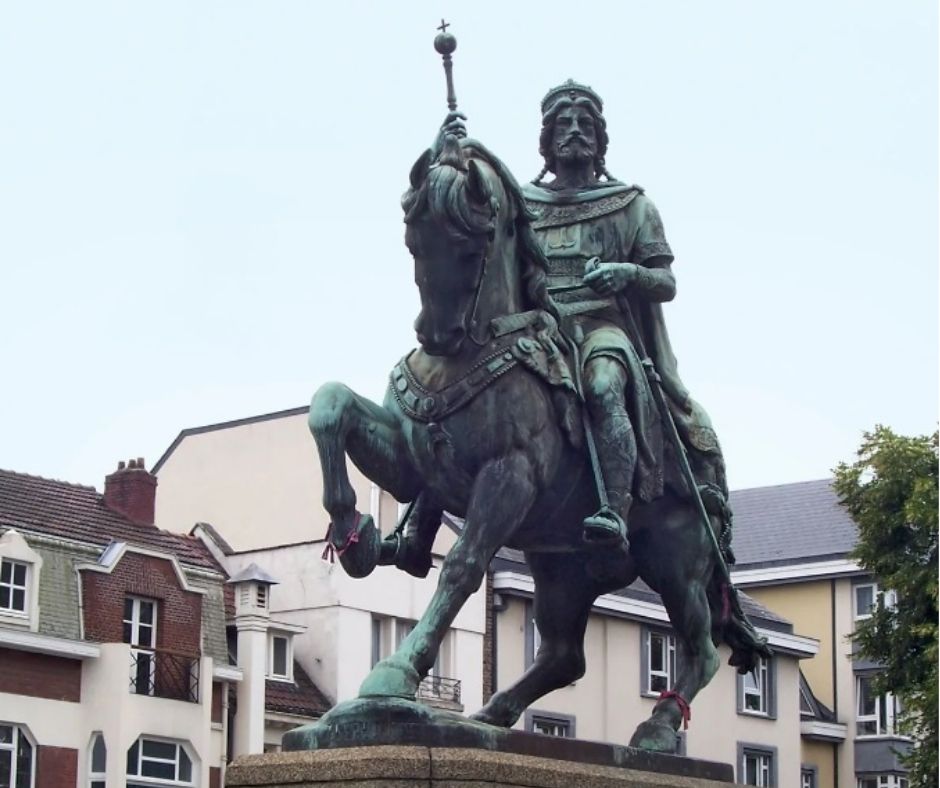 Ep 287: Count Baldwin of Flanders and Hainaut tinyurl.com/bdh2zp49 Latin forces commit to another year, aiming to conquer the entire Roman Empire. Count Baldwin of Flanders becomes Emperor. 📸 Statue of Baldwin I in Mons (capital of Hainault), Belgium Period: 1204-05