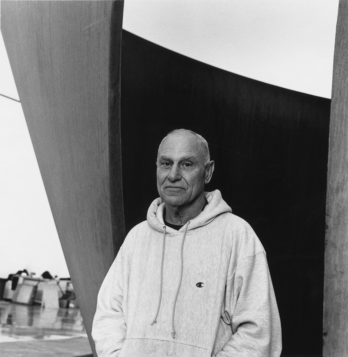 “To make sculpture means a life-long commitment”. Richard Serra

Today is a sad day for the art world, and for the Guggenheim Museum Bilbao family. The passing of Richard Serra, one of the most relevant artists of our time, is undoubtedly a tremendous loss.