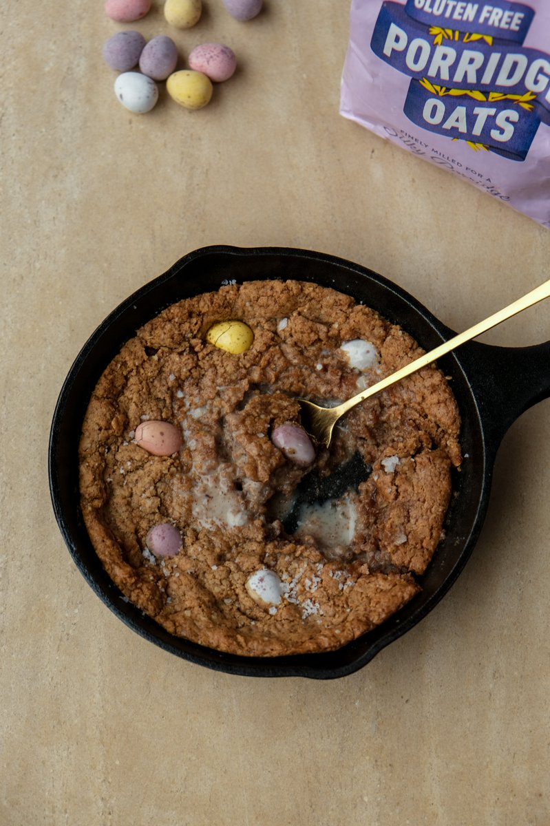 🐰 Hoppy Easter! 🐰 Your #Easter just got a whole lot more eggciting… …made with love and bursting with colourful #MiniEggs, this Easter cookie is a feast for the eyes and the taste buds 🥚👉 mornflake.com/recipes/skille…