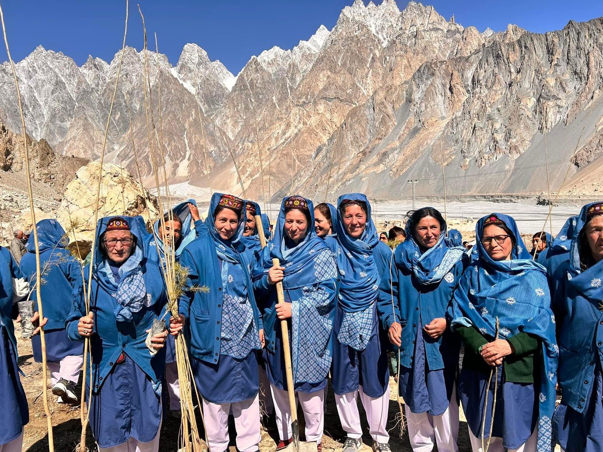 Azimakhan13's tweet photo. Ismaili Civic Day celebrated at Passu, where volunteers from Shishkat to Passu, along with community leaders, came together to commemorate this day.

#communityimpact #communityinvolvement #globalwarming #environmentalprotection #plantation #civicday #onejamat #volunteers https://t.co/uSHpOUrplb
