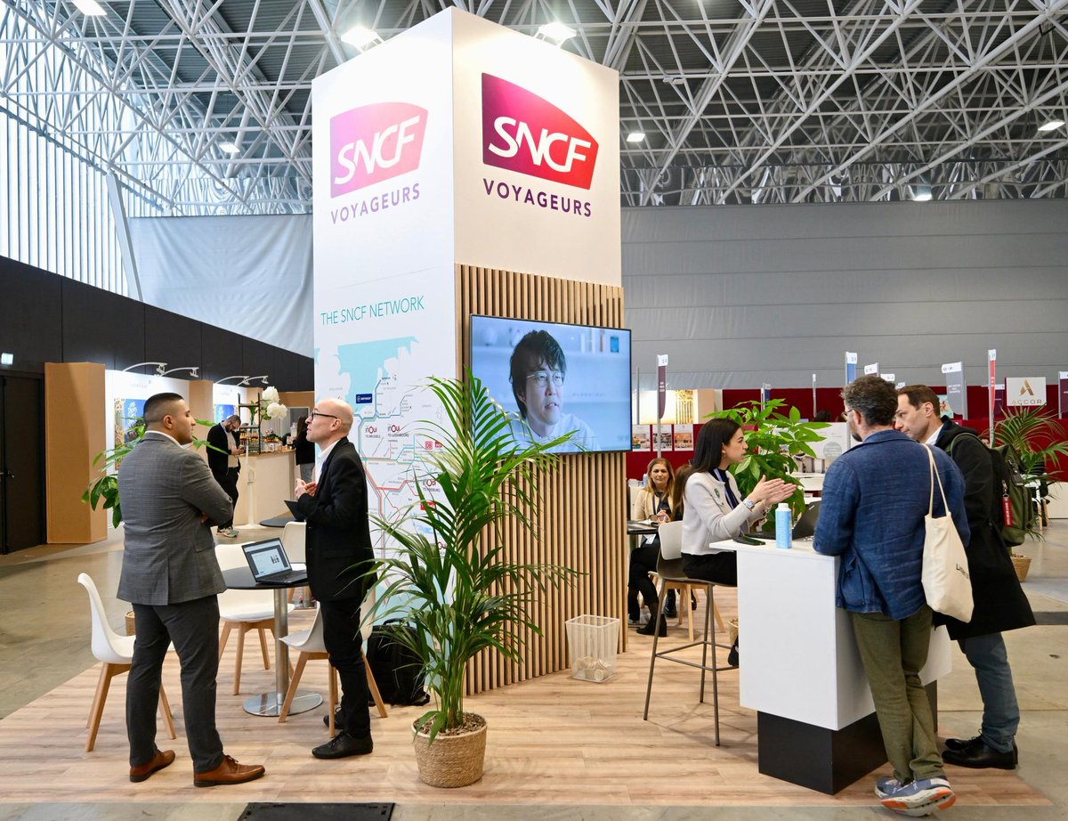 Près de 3 voyagistes internationaux sur 4 sont acheminés en France vers des destinations régionales grâce à @AirFranceFR et @GroupeSNCF, transporteurs officiels du #salonRDVF. Merci à nos partenaires pour leur engagement à nos côtés !