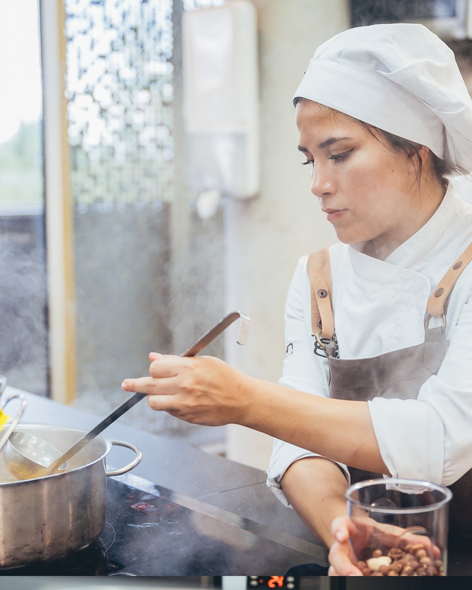 @irvankasiinead, joven talento de @bculinay, nos trae una historia de amor por la cocina, por la familia y por las raíces culturales que han inspirado su plato llamado 'Raíces Cinco Jotas'.