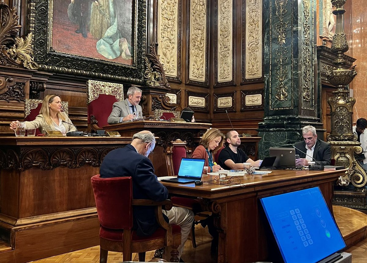 ramontremosa's tweet photo. En la seva intervenció final, l’alcalde #Colboni ha insinuat la propera entrada d’#Esquerrra al govern de #Barcelona, davant la sorpresa dels regidors republicans… serà aquest acord un preludi per al @parlamentcat després de les eleccions del #12M a #Catalunya? https://t.co/xj14rolpeU