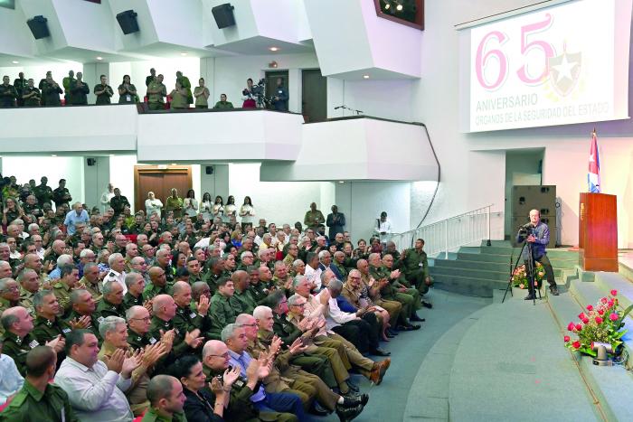 @DiazCanelB La solidez de nuestra Revolución debe mucho a los Órganos de la Seguridad del Estado. GE Raúl Castro: '...los combatientes y colaboradores de la Seguridad del Estado han sabido ganarse la admiración y respeto de nuestro pueblo...' #GenteQueSuma