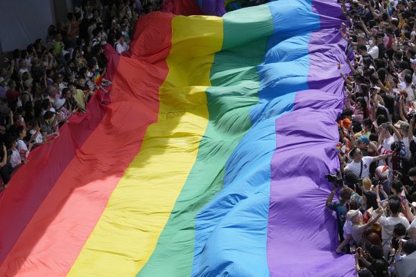 A Tailândia acaba de aprovar um projeto de lei que legaliza o casamento entre pessoas do mesmo sexo, tornando-se o primeiro país do Sudeste Asiático a legalizar o casamento entre pessoas do mesmo sexo.