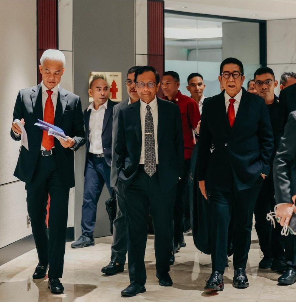 Negara ini telah mempertontonkan NEPOTISME berkedok demokrasi yang UGAL-UGALAN

Sudah mengelabuhi hukum, masih juga memperalat aparatur, anggaran hingga bansos untuk mewujudkan proses yang MENJIJIKKAN dan LICIK itu. Luar biasa usahanya MENGGEMBOSI anak kandung rakyat yang tak