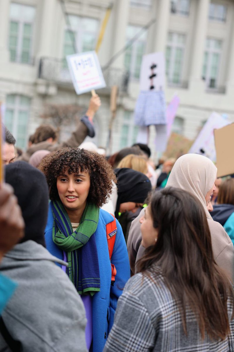 Solidariteit, kinderen zijn hun leerkracht kwijt. Elk kind heeft recht op onderwijs. Dat begint met 'n leerkracht voor de klas. Alle steun aan ouders en leerkrachten die actie voeren. Dringend nood aan VL regering die wél werk maakt van recht op onderwijs.