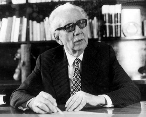 Este día pero de 1977. Fallece en La Habana, el ensayista, poeta, periodista y pedagogo, Juan Marinello Vidaurreta. Considerado uno de los intelectuales más brillantes de Cuba, se vincula desde muy joven a las luchas populares por lo cual sufre cárcel, exilio y persecuciones.