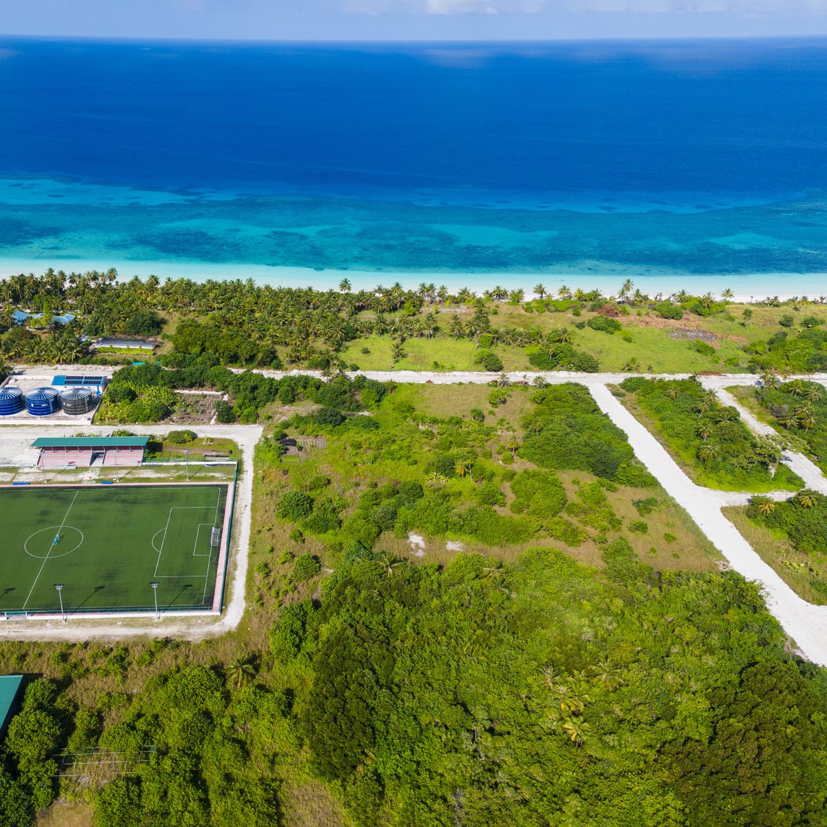 Discover the verdant beauty of Laamu Atoll, where emerald jungles meet turquoise waters, painting a picture-perfect paradise. 🌿

#islandrooms #staylocal #maldivesgetaways #visitmaldives