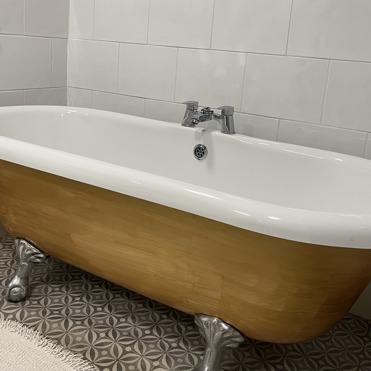 After a busy day exploring the city, find a moment of calm in a roll top tub! 🧖🏻‍♀️ 

#RollTopBath #YorkHotel #CityBreak #Relax