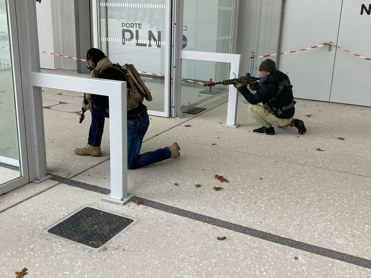 iciorleans's tweet photo. EN IMAGES - Une simulation d'attaque terroriste à CO'Met, à Orléans. Des cris et tirs peuvent être entendus, ils font partie de l'exercice. Il ne faut pas encombrer la ligne 17 pour ces bruits, rappelle la police nationale du Loiret.
➡️ https://t.co/ULfIIalNeo https://t.co/5hoUdE10dh