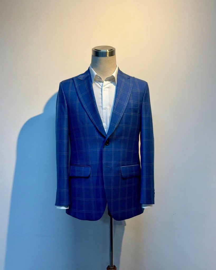 A modern take on the classic blue suit!

#suit #suits #tailor #custommade #shirt #shirts #tailormade #tailormadeclothes #pant #pants #blazer #jacket #bespoketailoring #bespokesuit #homeservice #homeservicetailor #lifestyle #businesslook #formalclothing #tailorfit #customclothing