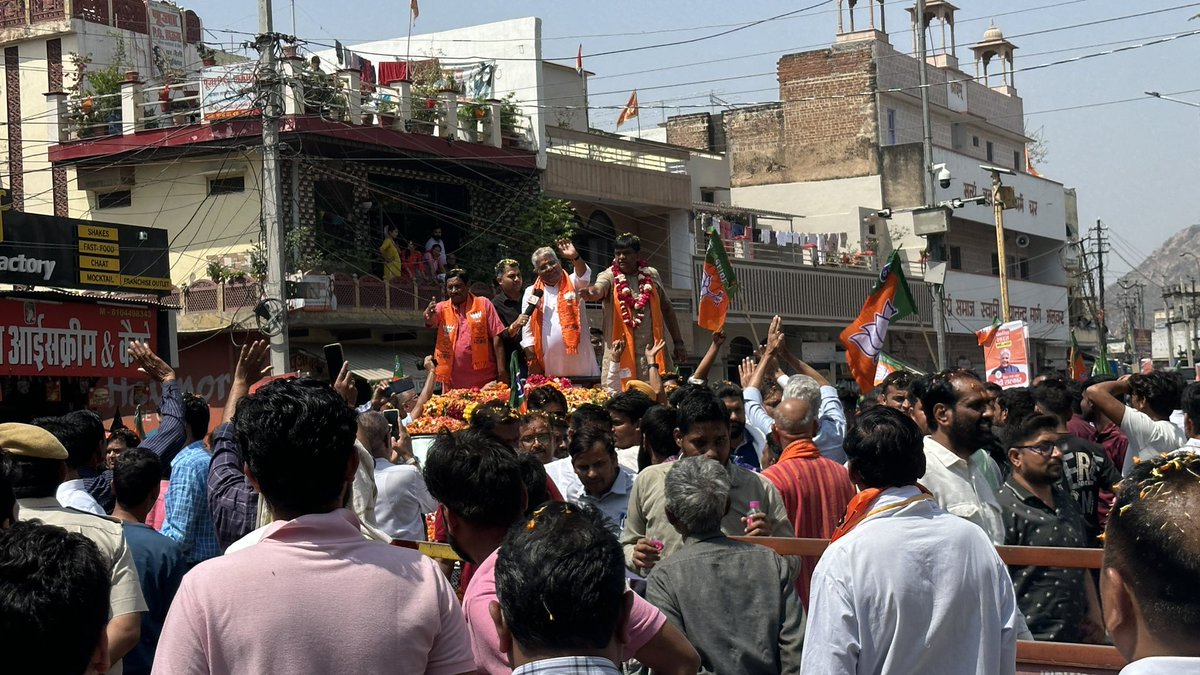 आज भाजपा अलवर प्रत्याशी बड़े भाई श्री @byadavbjp जी की नामांकन सभा में शामिल हुआ. जनता की पुकार मोदी सरकार तीसरी बार