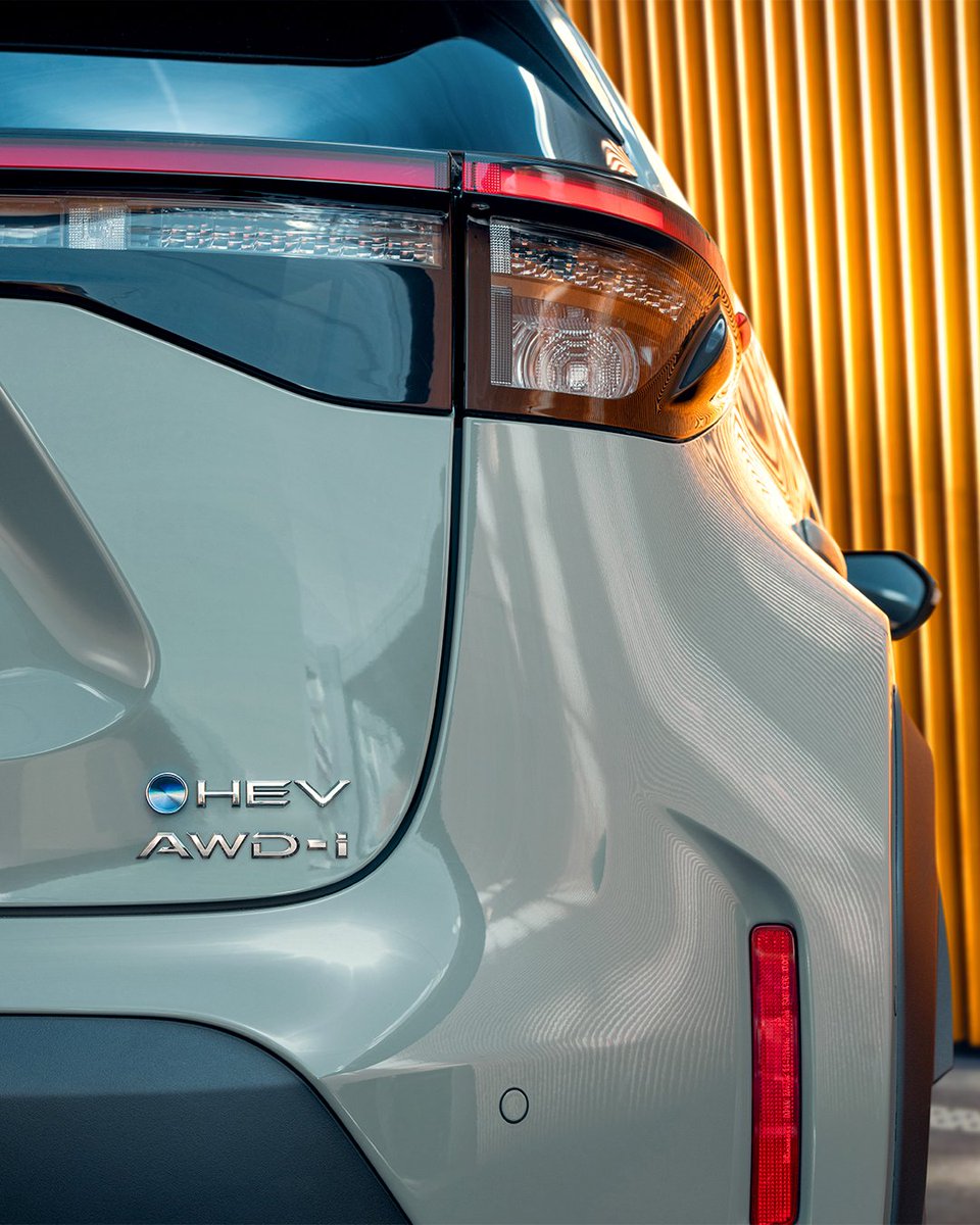 Nuestro nuevo #YarisCross #Hybrid lo tiene todo: potencia, diseño y seguridad: 🔥 Nueva motorización de 130H con motor eléctrico de tracción y batería híbrida. 💪🏽 Conducción elevada, más cómoda y segura gracias a #ToyotaAssist. Descubre más en brnw.ch/21wIgy7