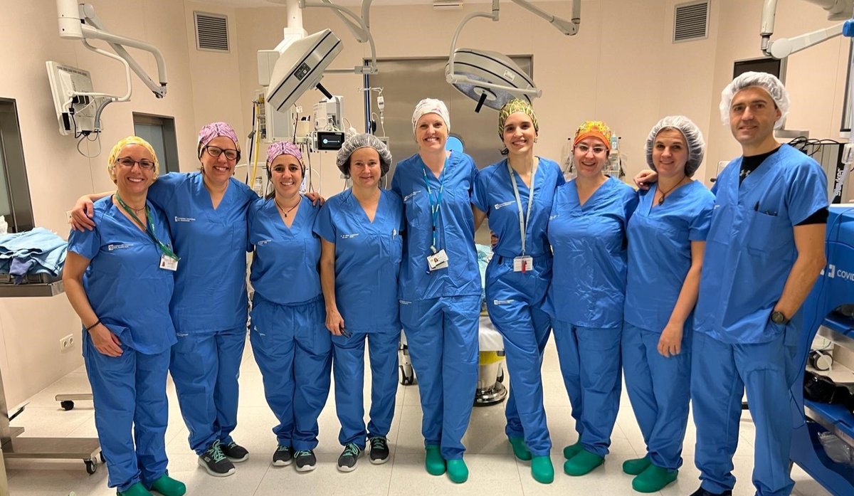 🎉 Us presentem a l'equip que va realitzar la #cirurgia 💯de #colecistectomia i exploració laparoscòpica de la via biliar per coledocolitiasis (tractar les pedres a la vesícula i a la via biliar en una sola intervenció).

🙏🏻​ Gràcies per aquest gran treball en equip. Felicitats!