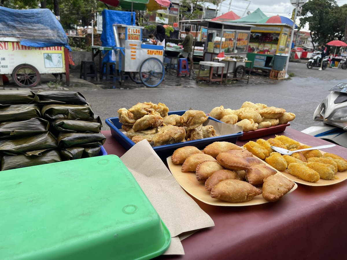 SubhanFM1's tweet photo. Bismillah semoga ada rezekinya😁
Yang butuh buat bukaan bisa banget ni mampir ke stand takjil Ibu saya di taman royal cipondoh, Selain harganya yang masih murah, gorengannya pun besar besar, Tersedia:
-Risol mayo 3k
-Martabak tahu 2k
-Lontong isi 2k
-bala bala dan tahu isi 5k https://t.co/iwsMTH7Kq0