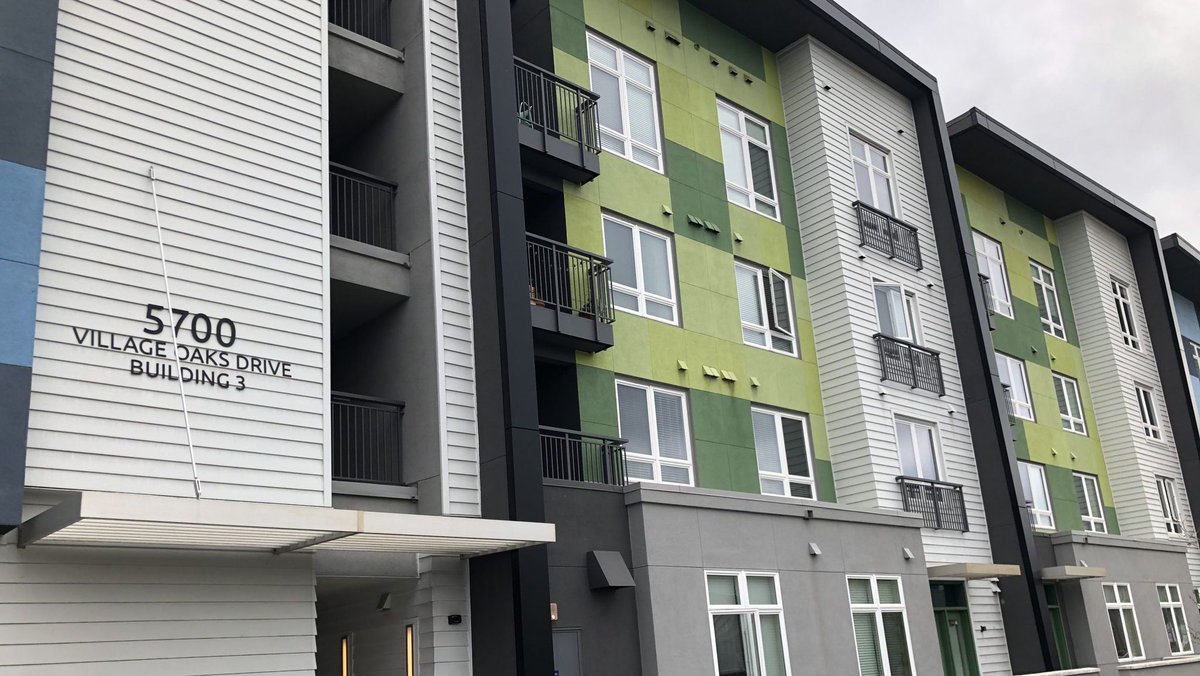 Black #ALPOLIC finish provides a beautiful complement to the colors on this California residential complex. Our metal composite materials frame the balcony areas and provide some shade for people sitting outside.

#residentialdesign #apartmentdesign #cladding #architecture