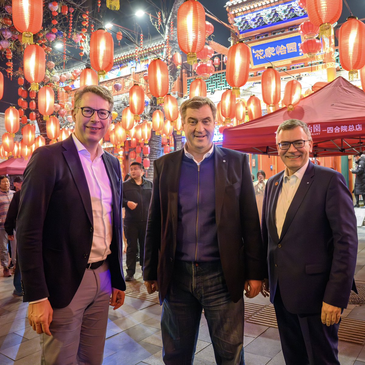 Markus_Soeder's tweet photo. Toller Abschluss einer langen Reise: #söderisst Pekingente in China. Traditionell zubereitet und serviert. Ist zu Recht eines der berühmtesten Gerichte. https://t.co/qHuPaGNs3W