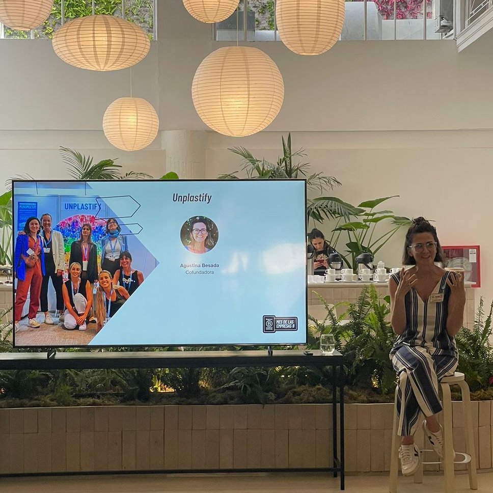 unplastify's tweet photo. En el #MesDeLasEmpresasB participamos del desayuno de prensa en las oficinas de Agro Sustentable 🌱🅱️. Nuestra capitana @TatiBesada compartió el propósito de @unplastify , transmitiendo logros y desafíos en el camino del triple impacto. #BCORP #BCORPMONTH https://t.co/vHMObJEKvd