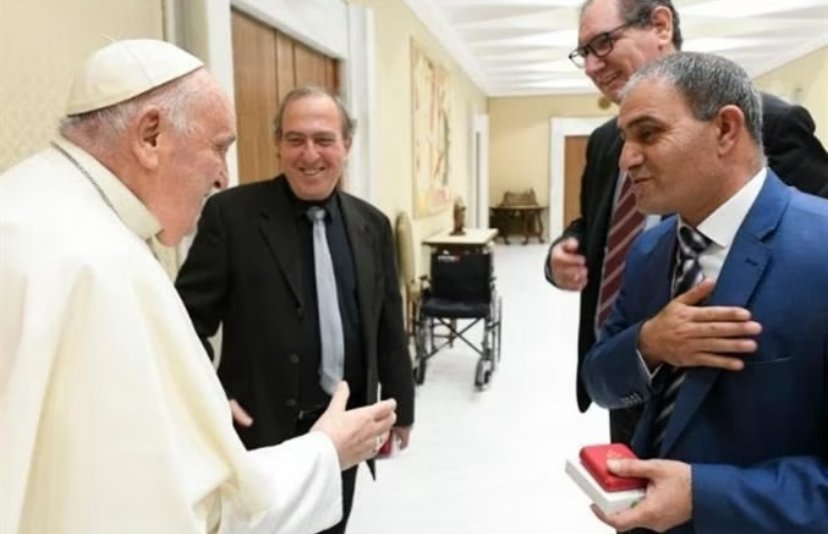 danilodebiasio's tweet photo. Loro sono Rami Elhanan e Bassam Aramin. Le loro figlie sono state uccise nel conflitto israelo-palestinese. Hanno deciso di trasformare l'odio in dialogo. Il 9/5, al prossimo Festival dei Diritti Umani, la loro storia diventerà teatro. Seguiteci su @FDUmilano https://t.co/lqY80RbgtO