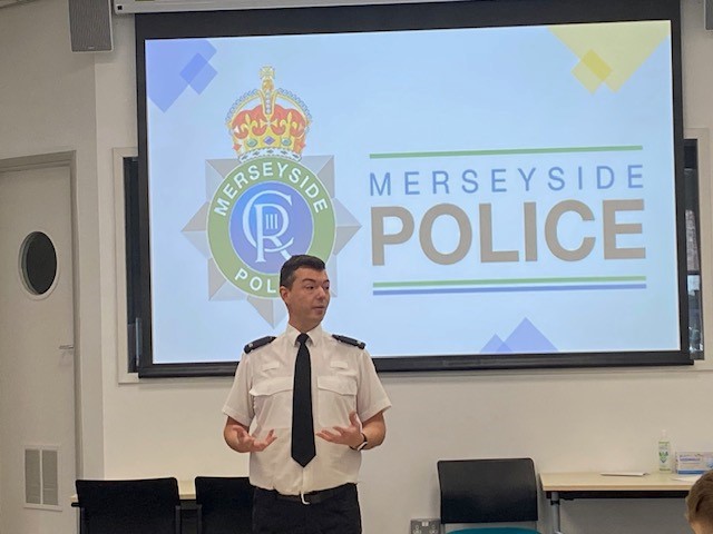 PC Callaghan has visited @LJMU to speak to high school students about becoming a new police officer alongside @LJMUOutreach. He spoke to them about the challenges faced in protecting the communities of Merseyside 👮 The students also had plenty to ask him in the Q&A session!