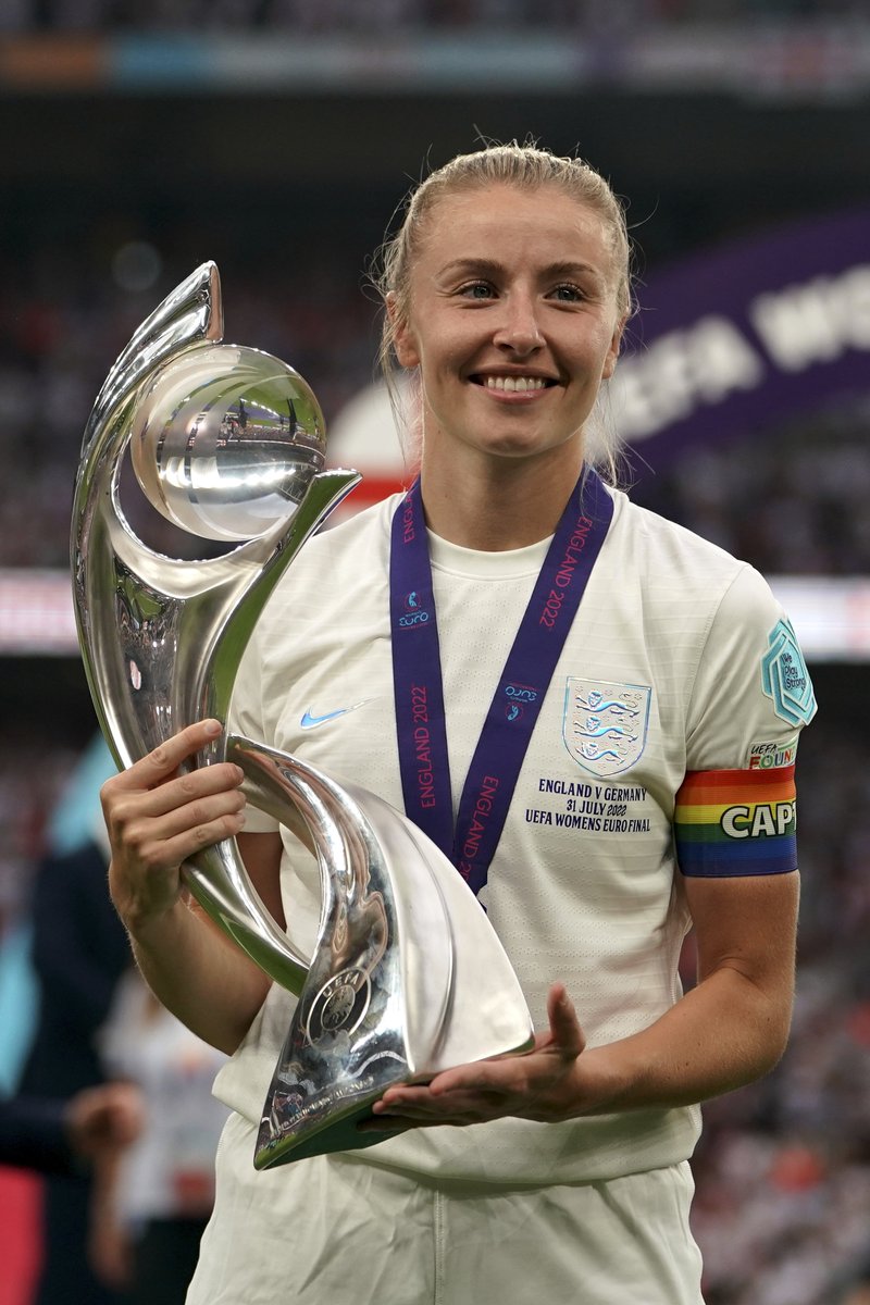 WGolazo's tweet photo. We could never forget @leahcwilliamson 🔴

July 2022: Leah Williamson becomes the first Arsenal player to captain England to a European title at Wembley 🏆🏴󠁧󠁢󠁥󠁮󠁧󠁿 https://t.co/aaWm7ep3WE