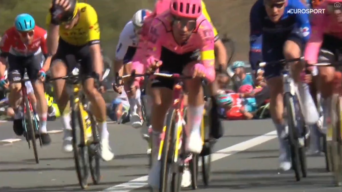faustocoppi60's tweet photo. Van Dijke's gesture after seeing his leader crashing is all of us. 😰 My heart sank a bit there.  #DDV24 https://t.co/oNZ84E1pKm