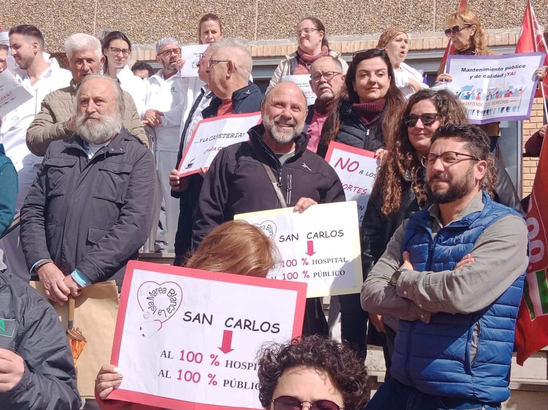 iulaisla's tweet photo. ✊ Apoyamos a la Marea Blanca en la concentración que tuvo lugar a las puertas del hospital San Carlos para defender la sanidad pública.

➡️ Además de los compañeros de IU La Isla, estuvieron @gonzalias67, @inmanietoc, @jorgergueztrebujena y @RaulRuizBerdejo https://t.co/9v9ZH8IqWJ