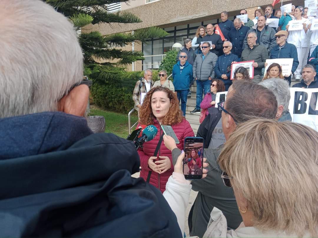 iulaisla's tweet photo. ✊ Apoyamos a la Marea Blanca en la concentración que tuvo lugar a las puertas del hospital San Carlos para defender la sanidad pública.

➡️ Además de los compañeros de IU La Isla, estuvieron @gonzalias67, @inmanietoc, @jorgergueztrebujena y @RaulRuizBerdejo https://t.co/9v9ZH8IqWJ