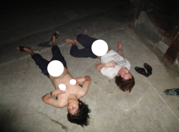 jun_no_towatari's tweet photo. 加藤純一の友人わっちゃんが撮影した「伊豆旅行」の写真まとめ
泥酔した若かりし頃の加藤純一がガレージに遺棄された様子が記録される https://t.co/on6jvMWb0P