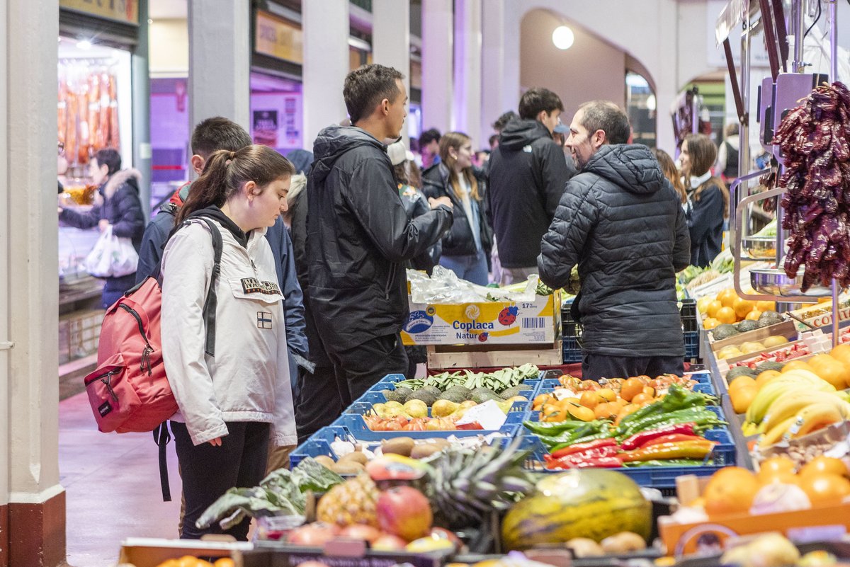 lariojacapital's tweet image. Con un recorrido por el Mercado de Abastos de Logroño ha finalizado el viaje de los estudiantes del @bculinary por el patrimonio enogastronómico de La Rioja. 
¡Muchas gracias por vuestra visita y hasta pronto futuros y futuras chefs!!

#basqueculinarycenter #gastronomiariojana