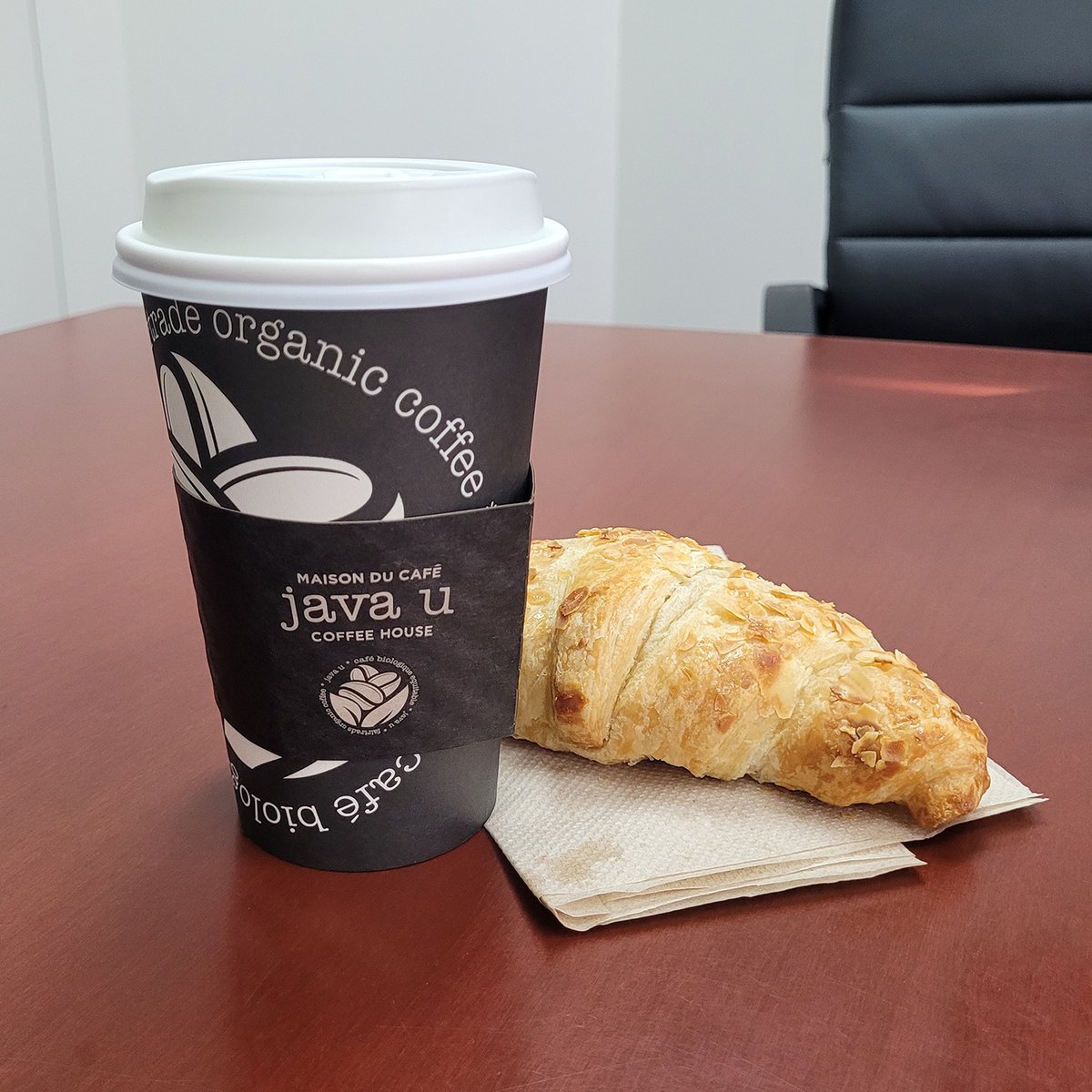 The best start to any day: Java U coffee + almond croissant 😍

Une journée bien entamée: Café Java U + croissant aux amandes 😍

#javau #fairtradeorganic #montreal #coffee #cafe #mtlcafe #fresh #coffeelover #coffeeshop #coffeehouse #coffeevibes #food #foodie #croissant