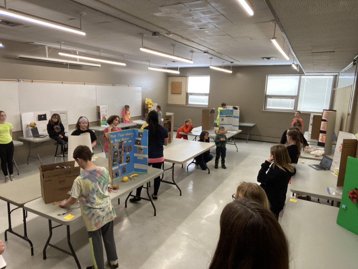 Thanks to the amazing staff and students at <a href="/ELUESchool/">École Lacombe Upper</a> in Lacombe for having me as a judge for their science fair last week! Good luck at <a href="/WCPS72/">Wolf Creek Schools</a> Regionals! Who knew eggs could bounce?! 🥚🔬