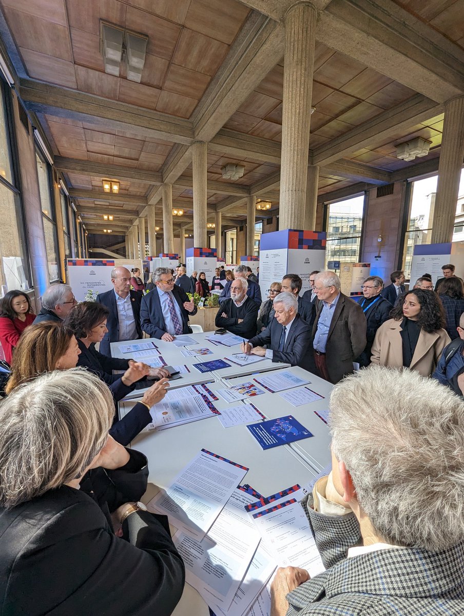 GrCoopCESE's tweet photo. Beaux échanges ce midi au #CESE pour les rencontres #UE, sur l'#AutonomieStratégique de l'UE, avec Laurence Saillet, Anne-Marie Couderc, Olivier Mugnier, Didier Kling, Marie-Noëlle Lienemann, et les citoyens présents ! 
Travaux du CESE sur le sujet 👉 https://t.co/VfFzmxgWxG https://t.co/2WxXpsgYEY