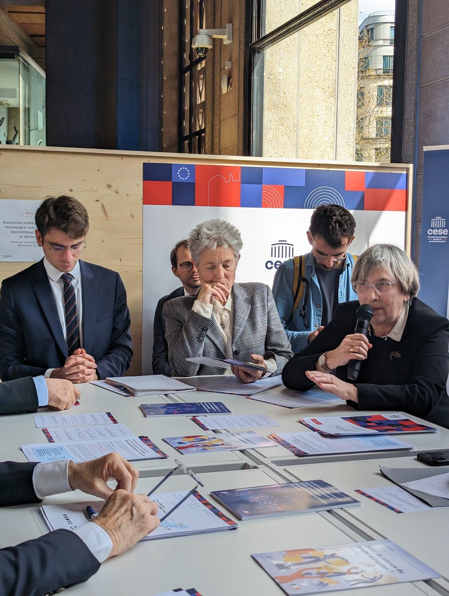 GrCoopCESE's tweet photo. Beaux échanges ce midi au #CESE pour les rencontres #UE, sur l'#AutonomieStratégique de l'UE, avec Laurence Saillet, Anne-Marie Couderc, Olivier Mugnier, Didier Kling, Marie-Noëlle Lienemann, et les citoyens présents ! 
Travaux du CESE sur le sujet 👉 https://t.co/VfFzmxgWxG https://t.co/2WxXpsgYEY
