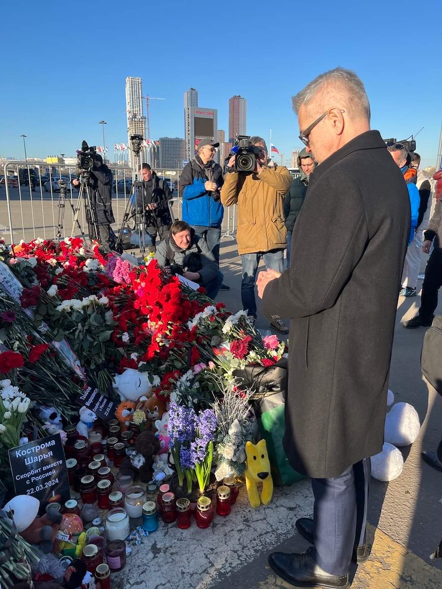 27 марта с.г. Посол Кшиштоф Краевски возложил цветы к месту теракта, случившегося под Москвой, в результате которого погибли 140 человек. Своим присутствием посол Кшиштоф Краевски от имени Республики Польша выразил глубокое сожаление и печаль в связи с этим трагическим событием.