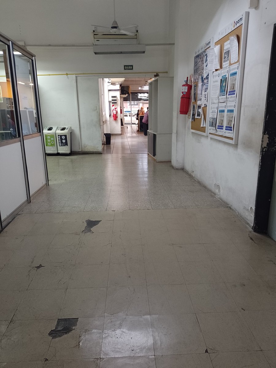 patodiossa's tweet photo. Pami 8 un horror de lugar deprimente el edificio, hace meses necesito que me atienda la médica de cabecera, hice reclamos y nadie me soluciona, se robaron todo durante años, los afiliados pagamos las consecuencias de tanta desidia, los políticos millonarios, tristeza me da 🇦🇷 https://t.co/UZkhFrwhun