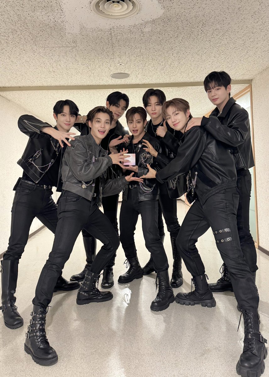 EVNNE_jp's tweet photo. [📸]
240327
2024 Universal Superstar Awards

花が咲いたと聞いて行ってみたら
一番きれいな7つの花が迎えてくれた日 🌸
ENNVEのおかげで ‘Universal Hot Focus’を受賞しました 🎉
これからもEVNNEたちにたくさん応援をお願いします 🖤

#EVNNE #イブン
#Universal_Superstar_Awards https://t.co/fbwidjKH2V
