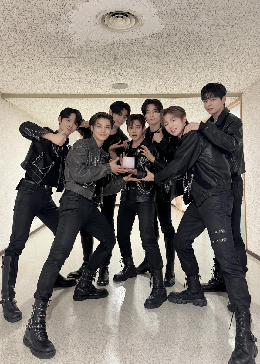 EVNNE_jp's tweet photo. [📸]
240327
2024 Universal Superstar Awards

花が咲いたと聞いて行ってみたら
一番きれいな7つの花が迎えてくれた日 🌸
ENNVEのおかげで ‘Universal Hot Focus’を受賞しました 🎉
これからもEVNNEたちにたくさん応援をお願いします 🖤

#EVNNE #イブン
#Universal_Superstar_Awards https://t.co/fbwidjKH2V