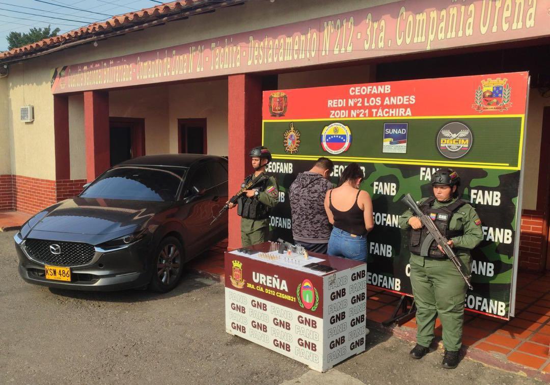 dhernandezlarez's tweet photo. En el marco de la Operación Cacique Murachí 2024, efectivos de la #FANB en el Puente Internacional Francisco de Paula Santander, mediante labores de Investigación y escudriñamiento, efectuaron la aprehensión de un ciudadano identificado como Juan Carlos Quintero Franco, de nacionalidad colombiana, C.C. 77.158.163, de 49 años de edad, y una ciudadana de nacionalidad colombiana, identificada como Sharoon Vanegas García, C.C. 1.071.062.263, de 19 años de edad, quienes se movilizaban en un vehículo automotor proveniente de la República de Colombia, con destino a Ureña estado Táchira, durante la inspección minuciosa le fue detectado dentro de un bolso tipo bandolero el siguiente material de interés criminalístico: 

-Un (01) arma de fuego tipo pistola, calibre 9 mm, marca Indumil, modelo Cordova Estandar, color negra, serial 18007464.
-Un (01) arma de fuego, tipo revolver, calibre 38, marca Smith & Wesson, modelo special, color plata, serial AEW9608; 
-Tres (03) cargadores de pistola 9mm.
-Veinticuatro (24) cartuchos cal. 9 mm sin percutir.
-Cinco (05) cartuchos cal. 38 sin percutir.
-Un (01) vehículo marca Mazda, modelo CX-30, color gris oscuro, placas KSW-486.
-Tres (03) teléfonos celulares marca Iphone, modelo 11, 14 y 15 pro max.

En Venezuela, sólo el Estado puede poseer y usar armas de guerra. Todas las que existan, se fabriquen o se introduzcan en el país pasarán a ser propiedad de la República sin indemnización ni proceso. FANB y OSC luchan activamente para brindar seguridad a la ciudadanía contra grupos delincuenciales generadores de violencia. Dicho procedimiento fue notificado al Ministerio Público.

#LealesPorLaPaz